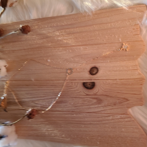 ✨️✨️NEW✨️✨️Gorgeous Star Necklace in GOLD - Picture 8 of 15